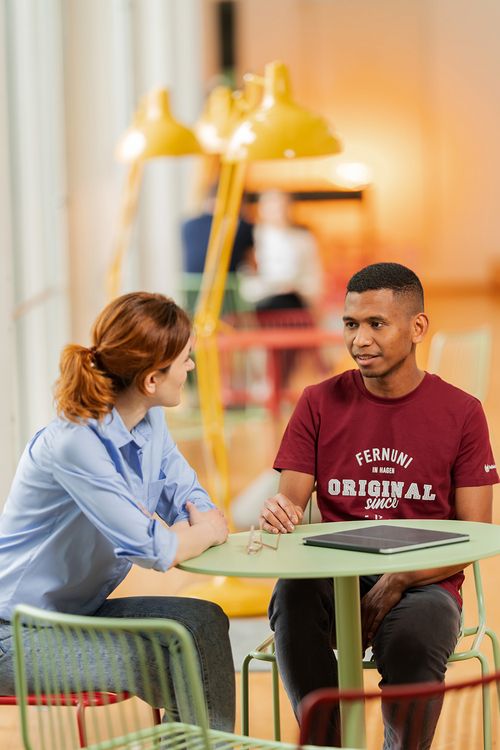 Miteinander diskutierende Student*innen