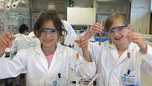 [Translate to Englisch:] Kinder experimentieren im Chemie-Labor