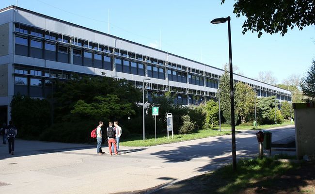 Studierende vor Keplergebäude am JKU Campus