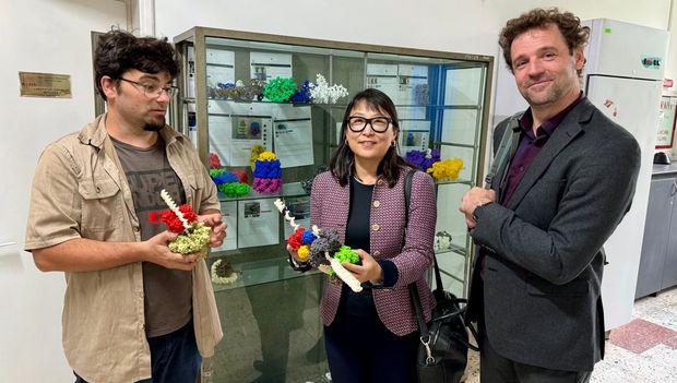 Assoc. Prof. Marius Mihasan (Faculty of Biology), Soyoung Lee (with 3D-printed model of a LAC-Operon) Andrei; photo credit: JKU