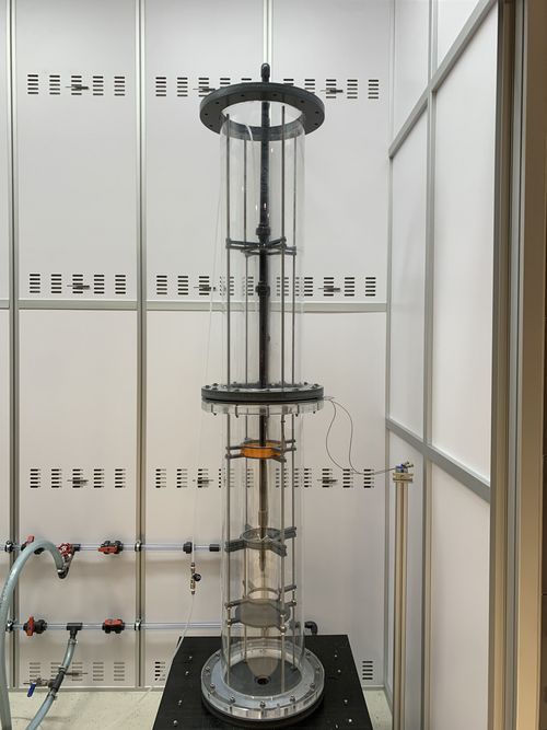 Abb. 1: Loop-Reaktor mit den Leitfähigkeits-Kreisringsonden zur Gasgehaltsbestimmung.