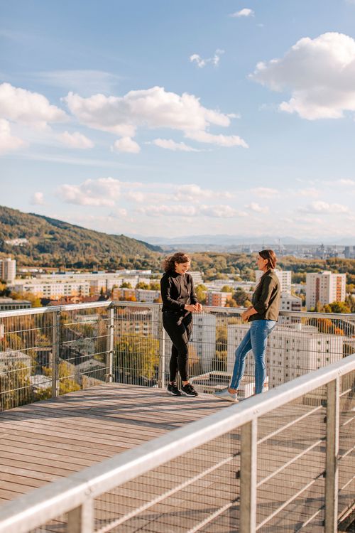 Zwei Studierende unterhalten sich auf der Aussichtsplattform Somnium