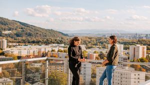 Zwei Studierende unterhalten sich auf der Aussichtsplattform Somnium