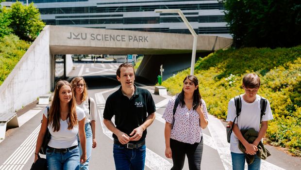 Studierender bei einer JKU Campusführung