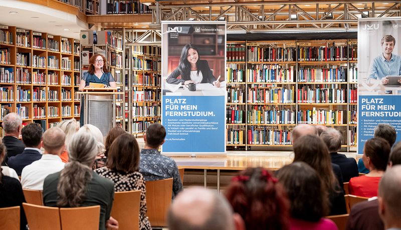 Doris Defranceschi, die Leiterin des Zentrums für Fernstudien Bregenz, führt durch den Abend