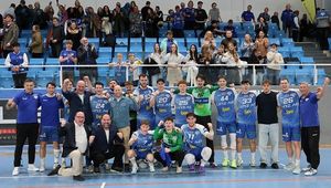 Players with fans and HC Linz captain Moritz Bachmann, VR Alexander Freischlager and Martin Weiss (USI), Martin Sackl (JKU), and HC Linz president Bernhard Ditachmaier and vice-president Franz Berger; photo credit: HC Linz AG