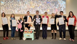 Mag. Gahleitner-Sofaly (to the right of Minister Polaschek) accepted the award on behalf of the institute; photo credit: IFTE/Roninger