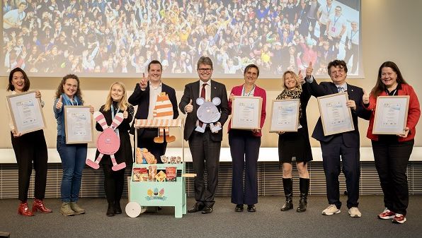 Mag.a Gahleitner-Sofaly (rechts neben Bundesminister Polaschek) übernahm stellvertretend für das Institut die Auszeichnung; Credit: IFTE/Roninger