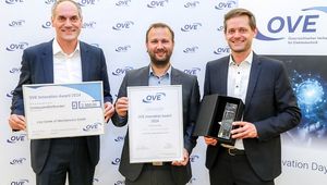 von links: Geschäftsführer Johann Hoffelner, Josef Passenbrunner, Leiter des Teams Motor Technology, und Hubert Mitterhofer, Business Area Manager Drives, nehmen für LCM den OVE Innovation Award entgegen; Credit: OVE/Fürthner