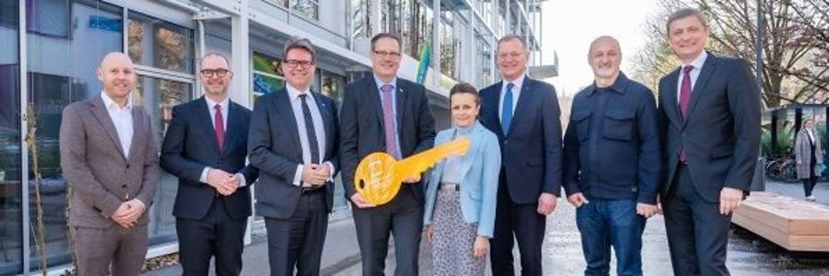 Schlüsselübergabe von links: JKU Vizerektor Alexander Freischlager, Dietmar Prammer, geschäftsführender Vizebürgermeister der Stadt Linz, Bundesminister Martin Polaschek, JKU Rektor Stefan Koch, Christine Dornaus, Geschäftsführerin der Bundesimmobiliengesellschaft, Landeshauptmann Thomas Stelzer, Architekt Peter Sapp (querkraft) und Michael Tumpel, Dean der JKU Business School; Credit: JKU