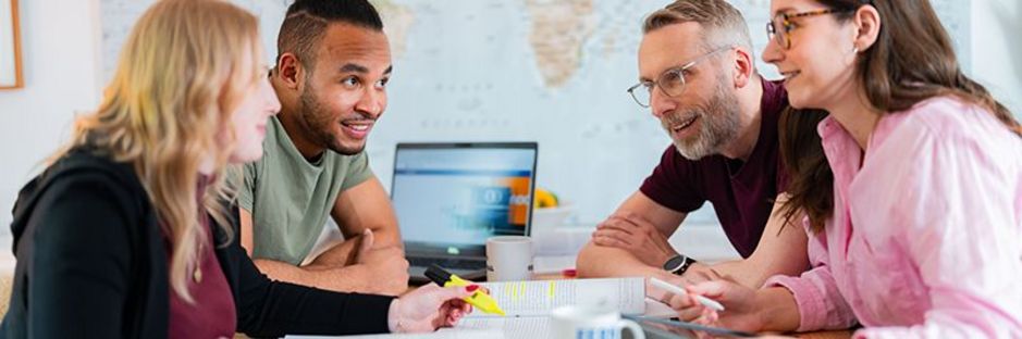 Studierende beim miteinander Lernen