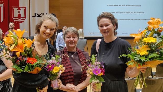 [Translate to Englisch:] Preisträgerinnen Laura Porak (links) und Theresa Hager (rechts) mit stellvertretender Institutsvorständin Katrin Hirte