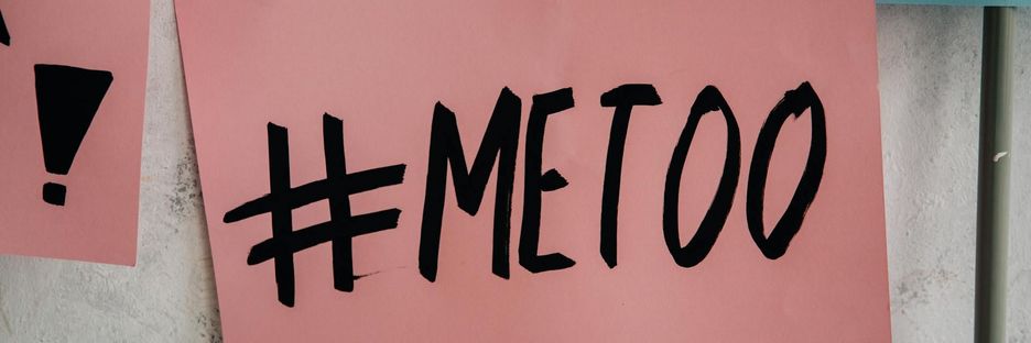 #metoo Slogan auf Rosa Demonstrationsschild