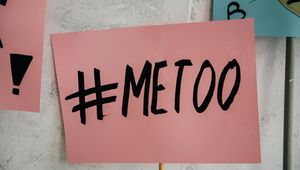 #metoo Slogan auf Rosa Demonstrationsschild