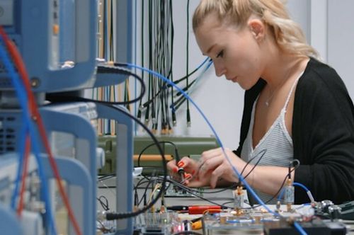 AbsolventInnen des Studiums der Elektronik und Informationstechnik sind enorm gefragt.