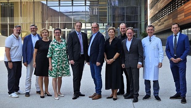 F.l.: Ralph Schallmeiner, Erwin Rebhandl, Erika Zelko, Ulrike Schwarz, Stefan Koch, Minister Johannes Rauch, Elgin Drda, Franz Fellner, Andreas Gruber, Wolfram Hötzenecker, Matthias Bolz; photo credit: JKU