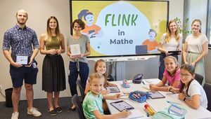 The FLINK team featuring Christina Krenn (3rd from left) with school students; photo credit: JKU