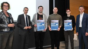 von links: Gabriele Kotsis (JKU), Wilfried Seyruck (Programmierfabrik, Sponsor), Matthias Wöß (Preisträger), Felix Schenk (Gewinner), Nina Brandl (Preisträgerin), Achim Mühlberger (Programmierfabrik, Sponsor); Credit: JKU