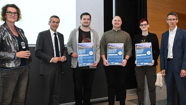 von links: Gabriele Kotsis (JKU), Wilfried Seyruck (Programmierfabrik, Sponsor), Matthias Wöß (Preisträger), Felix Schenk (Gewinner), Nina Brandl (Preisträgerin), Achim Mühlberger (Programmierfabrik, Sponsor); Credit: JKU