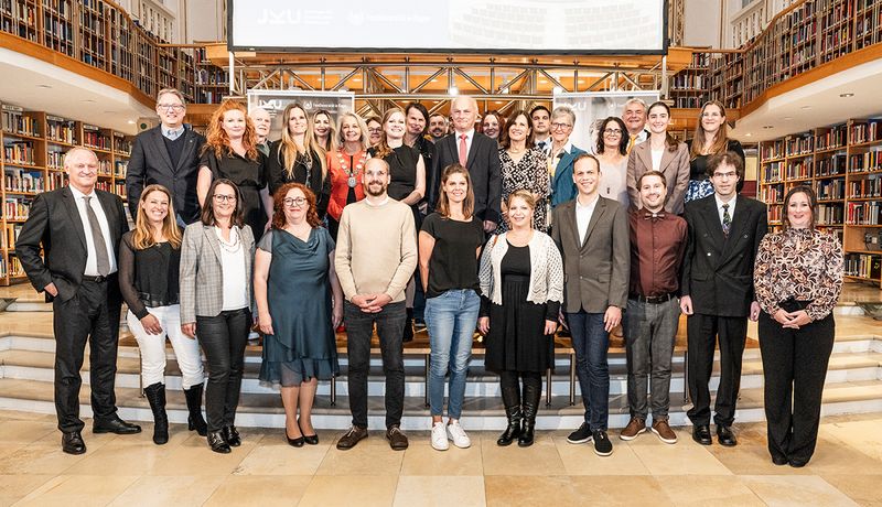 Die geehrten Alumni der FernUniversität in Hagen mit Rektorin Ada Pellert und JKU Vizerektor Andreas Janko