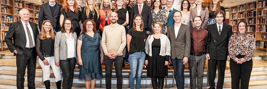 Die geehrten Alumni der FernUniversität in Hagen mit Rektorin Ada Pellert und JKU Vizerektor Andreas Janko