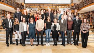 Die geehrten Alumni der FernUniversität in Hagen mit Rektorin Ada Pellert und JKU Vizerektor Andreas Janko