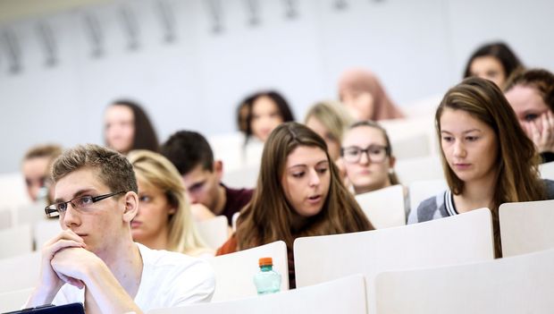 Studierende im Hörsaal; Credit: JKU