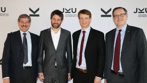 von links: Dekan Helmut Pernsteiner, Prof. Uli Meyer, Prof. Christoph Teller, Vizerektor Stefan Koch