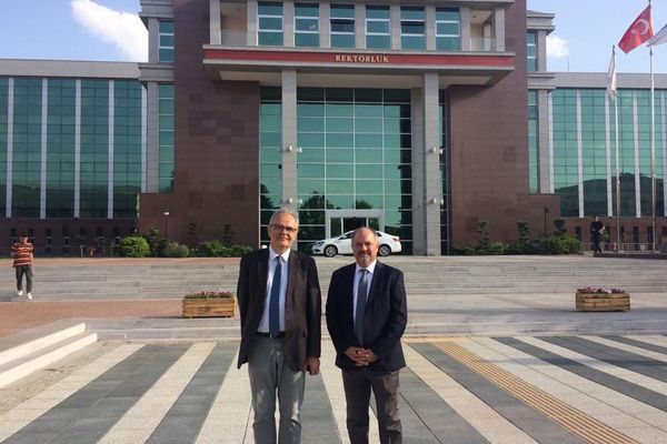 Prof. Resch und Prof. Hekimler vor der Eskişehir Osmangazi-Universität