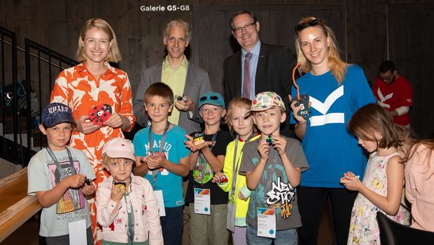 Christine Haberlander, Florian Poltschak und Stefan Koch mit Kindergruppe