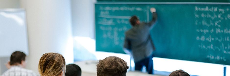 Vortragender und Studierende im Hörsaal