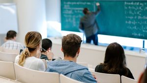 Vortragender und Studierende im Hörsaal