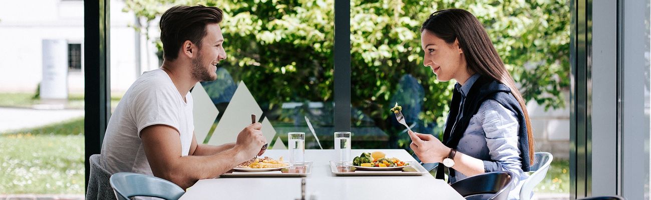 zwei Studierende beim Essen in der Mensa