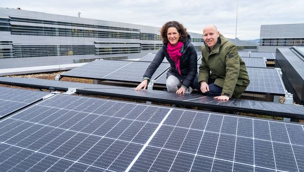 Maria Buchmayr und Alexander Freischlager bei den PV-Anlagen am Science Park 5