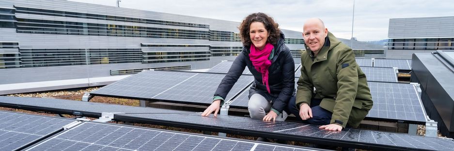 Maria Buchmayr und Alexander Freischlager bei den PV-Anlagen am Science Park 5