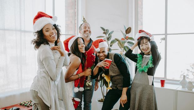 Feiernde Menschen zu Weihnachten