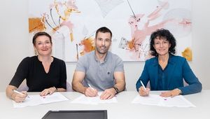 Von links: Vizerektorin Christiane Tusek, Stephan Haudum, MSc, Vizerektorin Alberta Bonanni