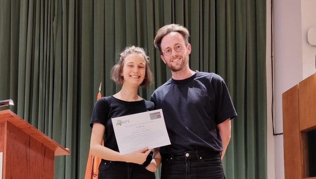 Laura Porak und Rouven Reinken mit dem REPE Best Paper Award