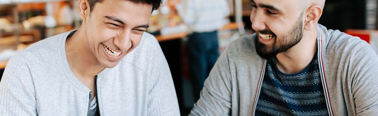 zwei lachende Studenten im Science Café