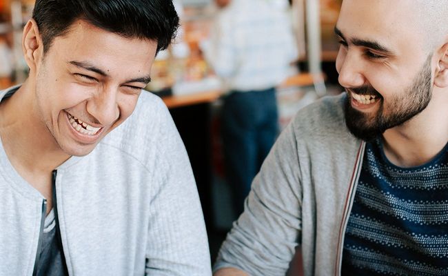 zwei lachende Studenten im Science Café
