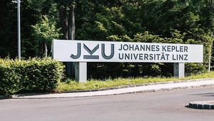 Schild an Campuseinfahrt mit JKU Logo