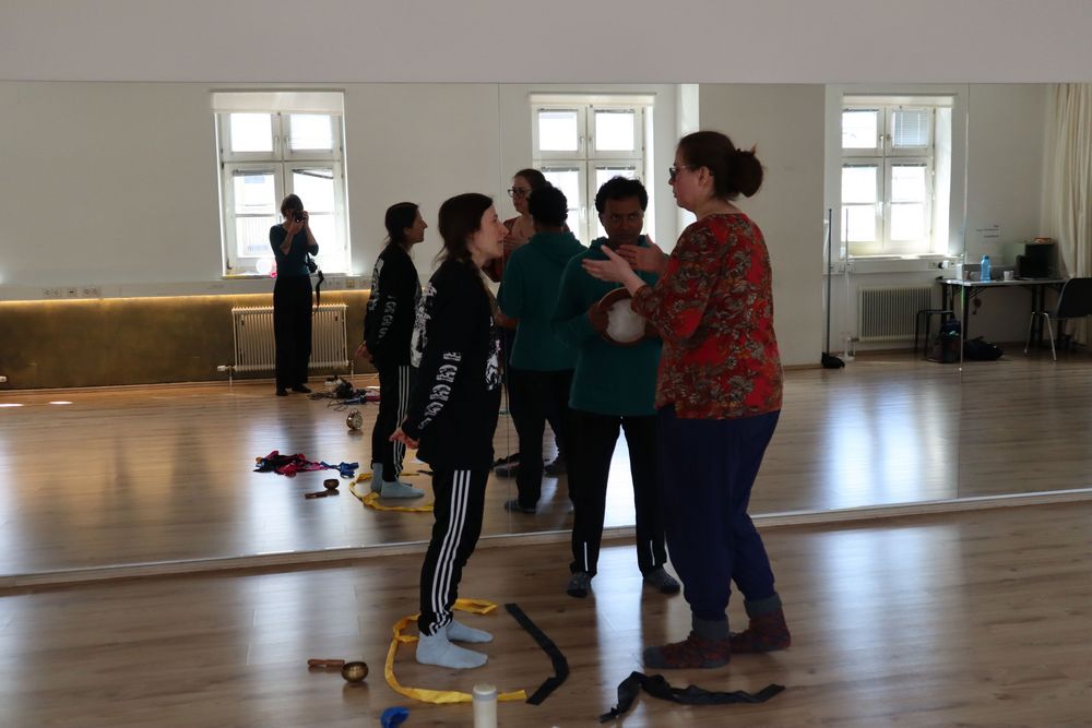 Workshop-Participants in a dance studio