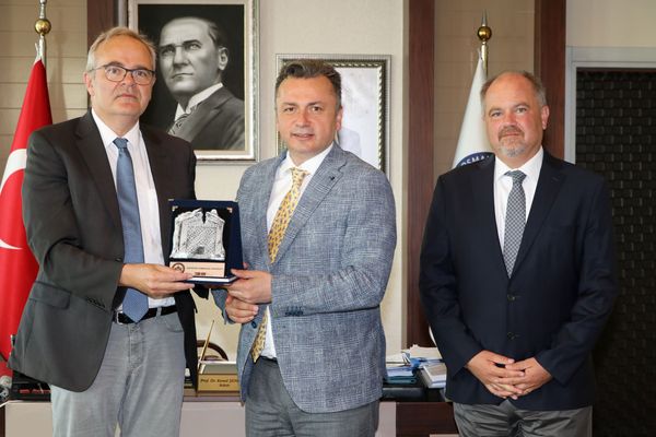 Prof. Reinhard Resch (JKU), Rektor Prof. Kemal Şenocak, LL.M, Prof. Alpay Hekimler (beide Universität Osmangazi)