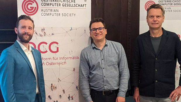 From left: Lukas Burgholzer and Martin Schwarzl with jury chairman Stefan Szeider; Photo credit: OCG
