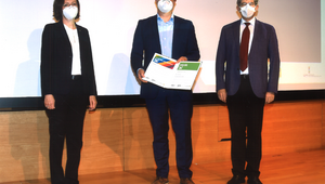 Manuel Mühlburger at the award ceremony with Prof. Helmut Pernsteiner (Dean of the Faculty of Social and Economic Sciences) and Martina Mittendorfer (representative of Raiffeisenlandesbank Oberösterreich)