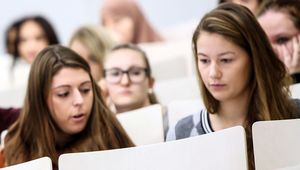 Nahaufnahme Studierende im Hörsaal