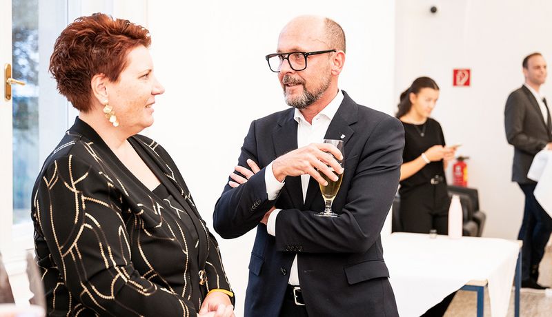 Marion Kaufer, Leiterin der Vorarlberger Landesbibliothek im Gespräch mit dem Bürgermeister der Landeshauptstadt Bregenz, Michael Ritsch