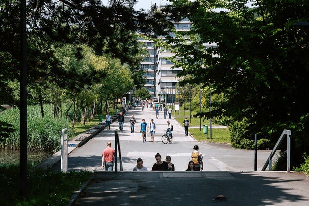 Weg zwischen Teich und Keplergebäude mit Menschen