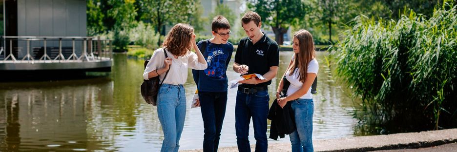 Studierender bei einer JKU Campusführung