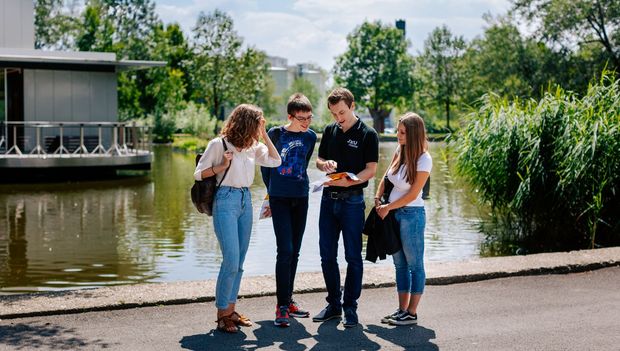 Studierender bei einer JKU Campusführung